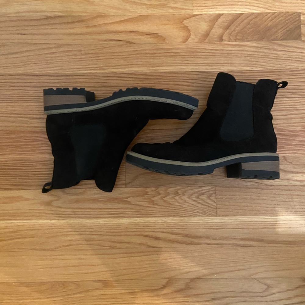 Universal Thread Faux-Suede Chelsea Boots